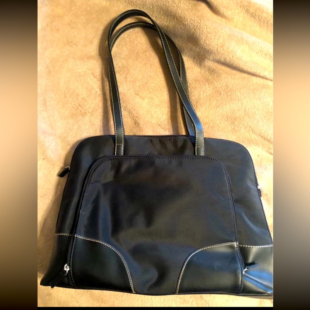 TOTE Laptop/Ipad
Black with Bright Pink Lining Multiple Pockets EUC